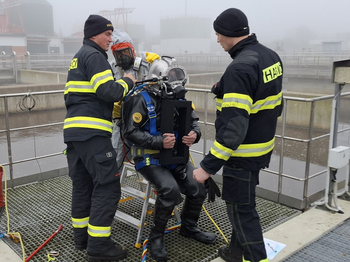 Práce poslepu v nádrži čističky. Potápěči hasičů zvládli v Olomouci speciální úkol