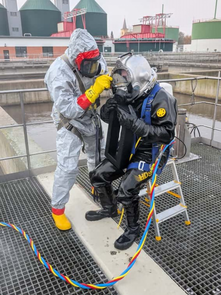 Práce poslepu v nádrži čističky. Potápěči hasičů zvládli v Olomouci speciální úkol