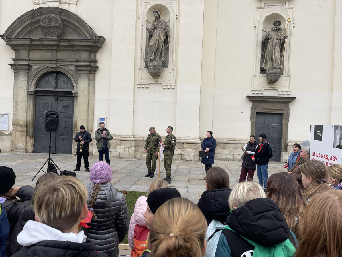 Lidé na Moravském náměstí v Brně zasadili vlčí máky jako symbol úcty k válečným veteránům