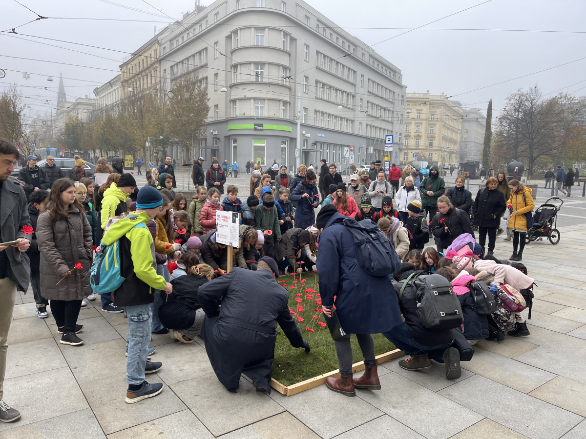 Lidé na Moravském náměstí v Brně zasadili vlčí máky jako symbol úcty k válečným veteránům
