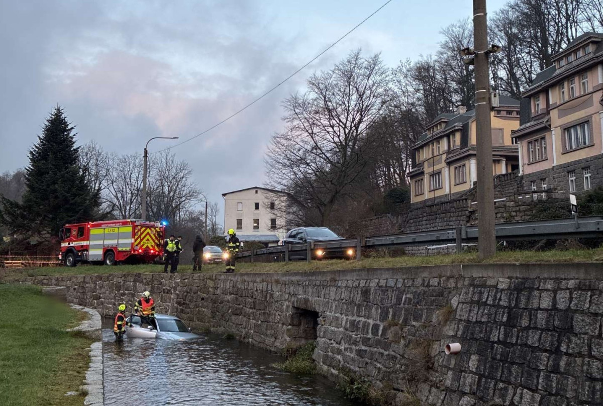 Řidič v Proseči skončil s autem v korytě Nisy. Auto vyprostili hasiči