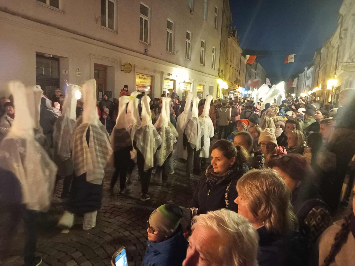 FOTO: Sledujeme příjezd svatého Martina do Jihlavy. Přilákal tisíce lidí