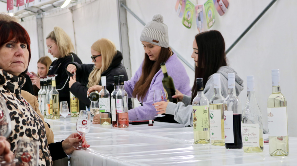 Lidé na náměstí Svobody koštují Svatomartinské víno, sešly se jich stovky