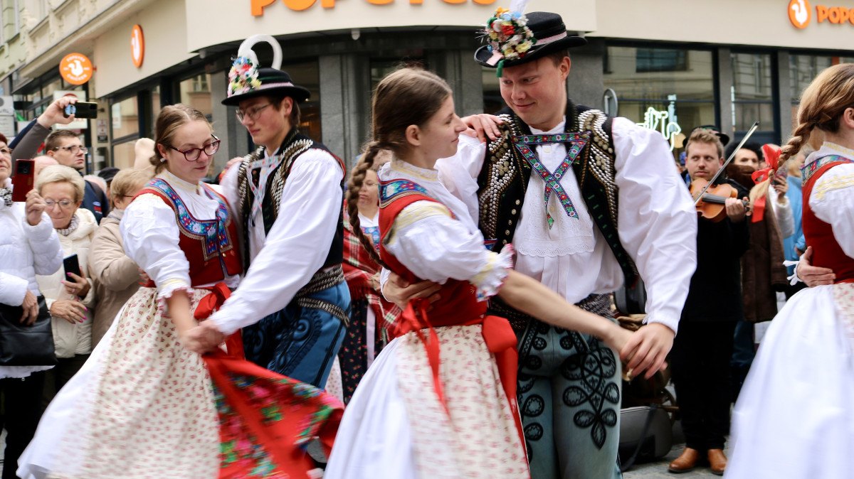 Lidé na náměstí Svobody koštují Svatomartinské víno, sešly se jich stovky