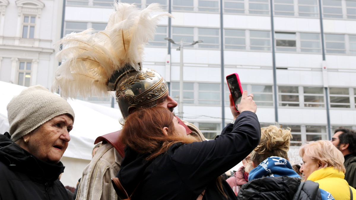 Lidé na náměstí Svobody koštují Svatomartinské víno, sešly se jich stovky