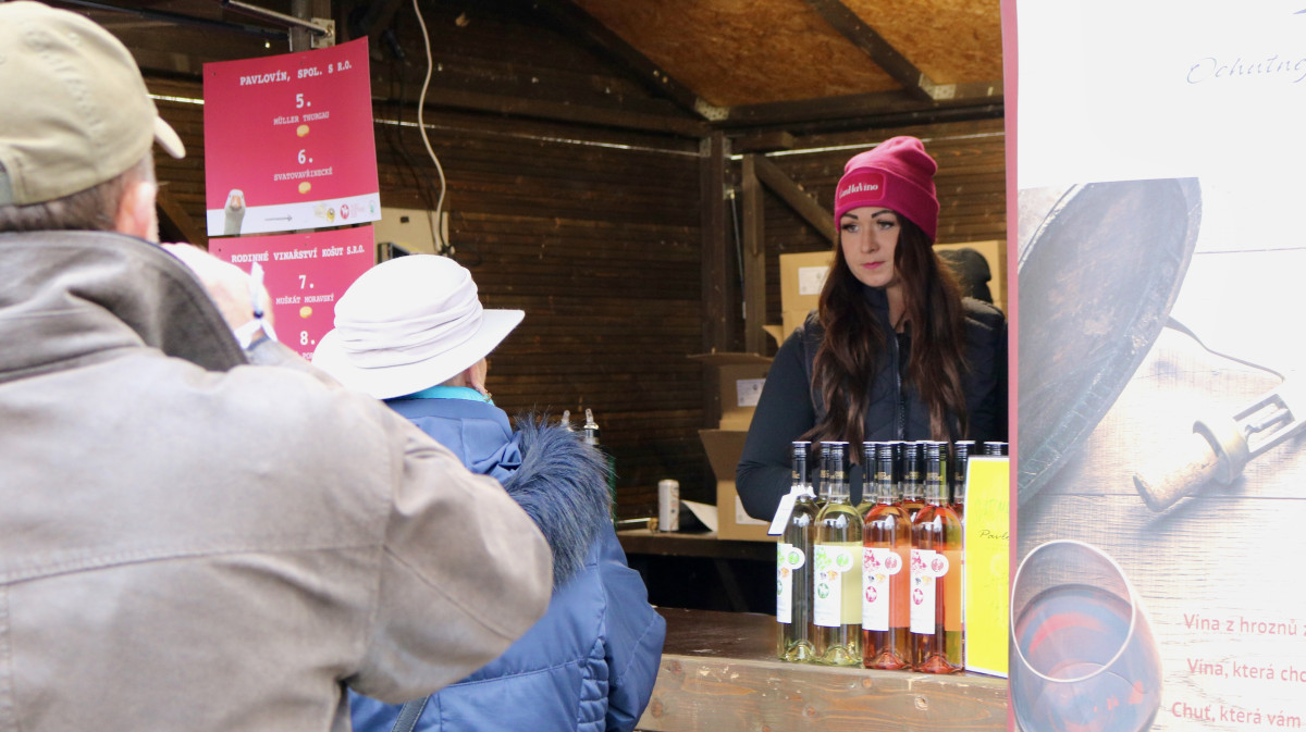 Lidé na náměstí Svobody koštují Svatomartinské víno, sešly se jich stovky