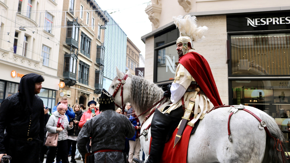 Lidé na náměstí Svobody koštují Svatomartinské víno, sešly se jich stovky