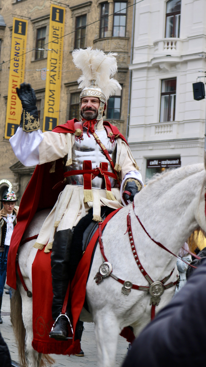 Lidé na náměstí Svobody koštují Svatomartinské víno, sešly se jich stovky