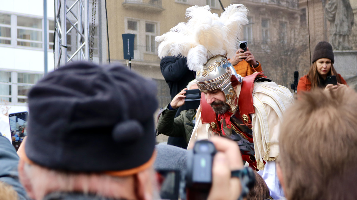 Lidé na náměstí Svobody koštují Svatomartinské víno, sešly se jich stovky