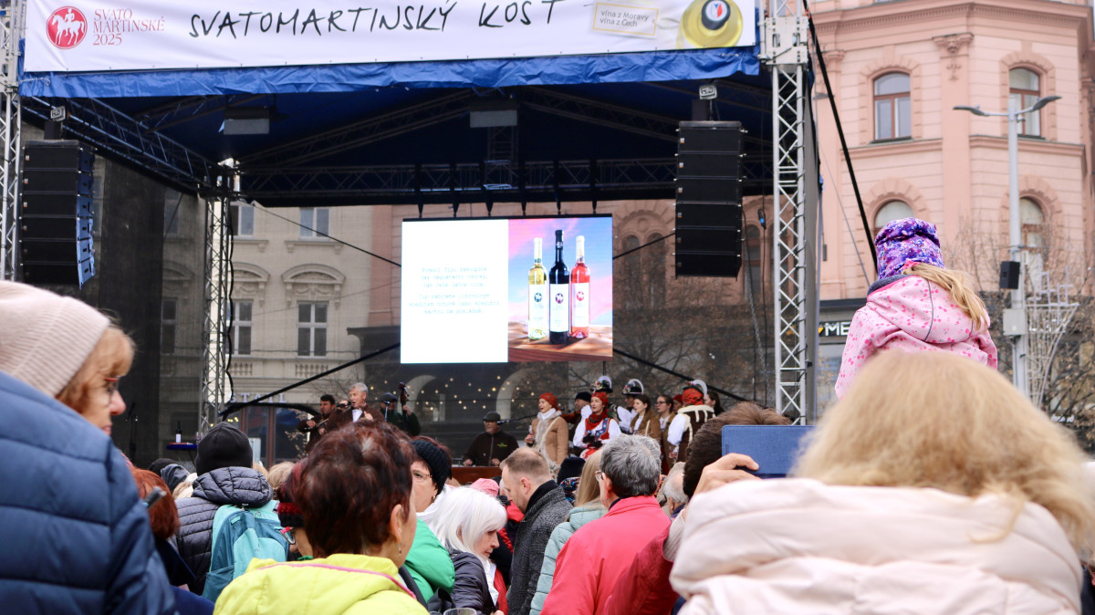 Lidé na náměstí Svobody koštují Svatomartinské víno, sešly se jich stovky