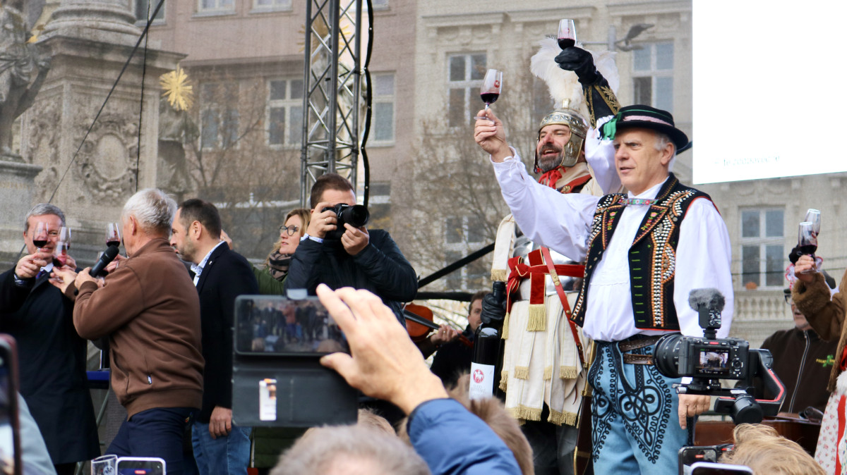 Lidé na náměstí Svobody koštují Svatomartinské víno, sešly se jich stovky