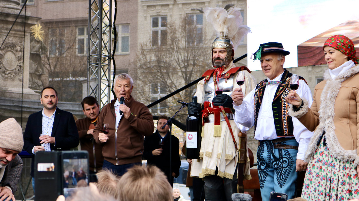 Lidé na náměstí Svobody koštují Svatomartinské víno, sešly se jich stovky