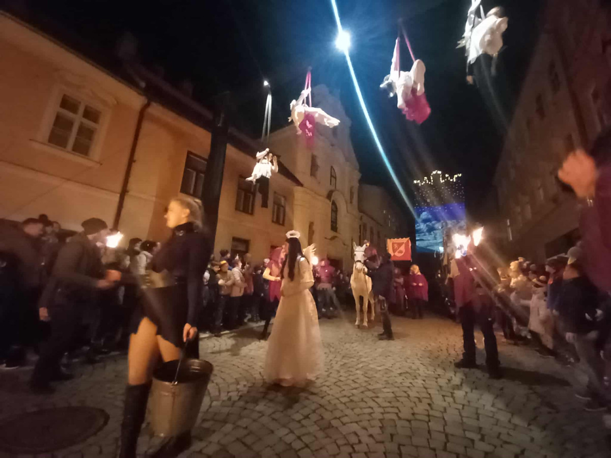 FOTO: Sledujeme příjezd svatého Martina do Jihlavy. Přilákal tisíce lidí