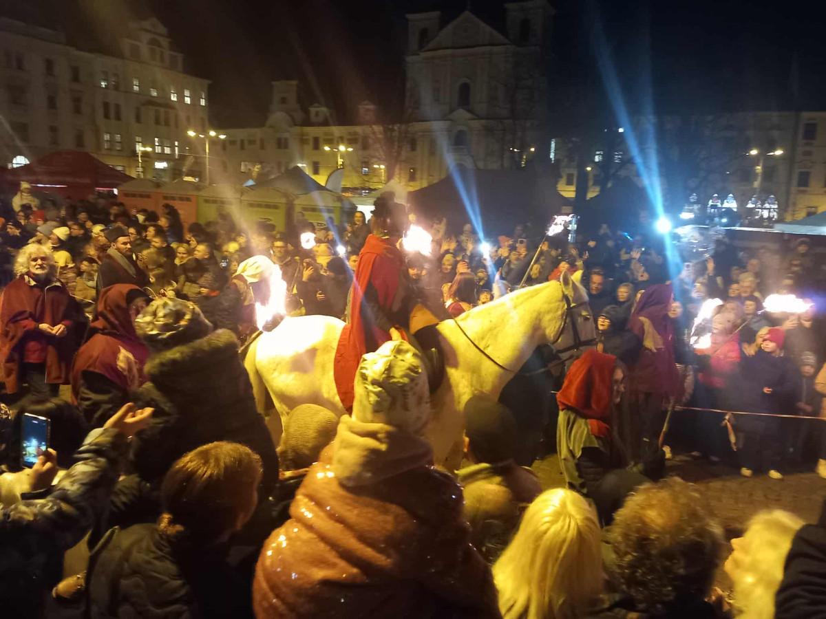 FOTO: Sledujeme příjezd svatého Martina do Jihlavy. Přilákal tisíce lidí