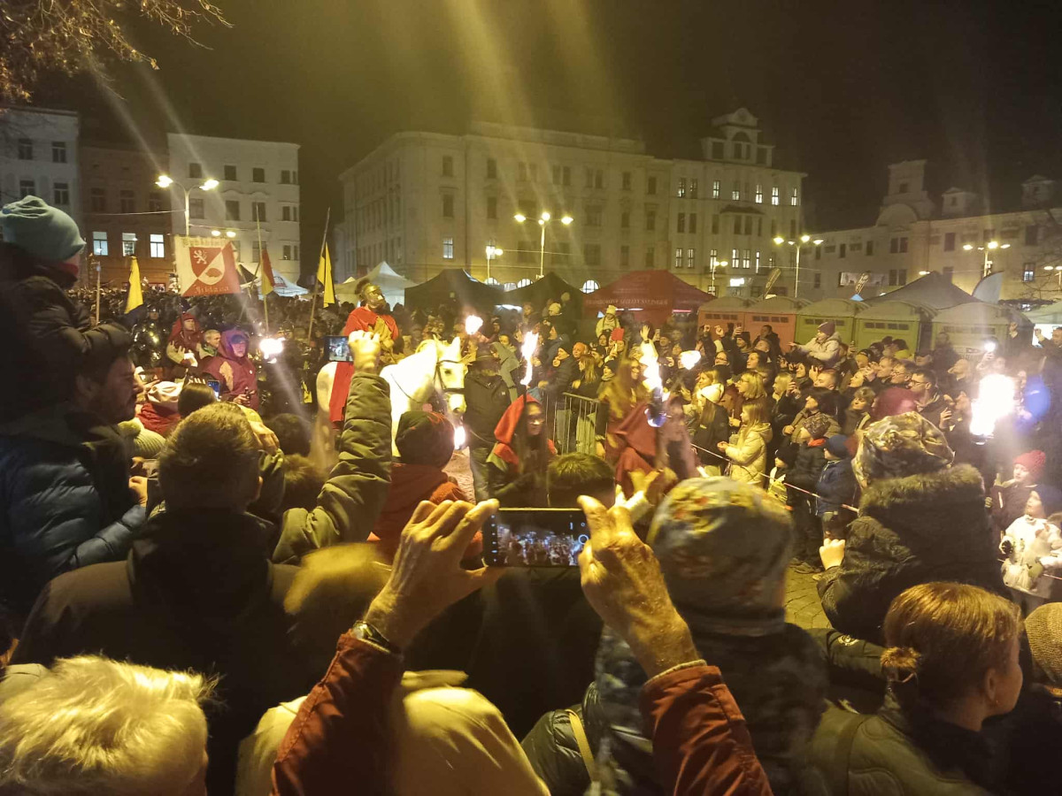 FOTO: Sledujeme příjezd svatého Martina do Jihlavy. Přilákal tisíce lidí