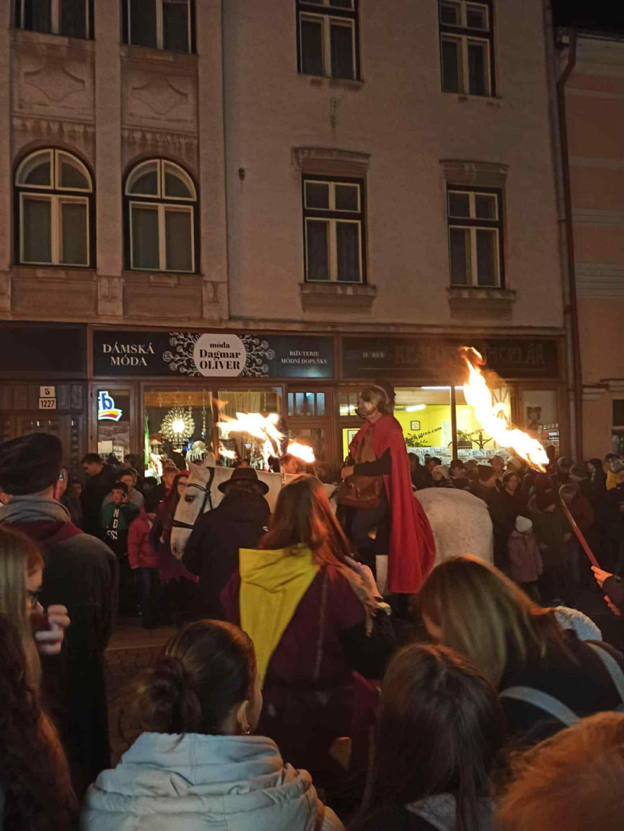 FOTO: Sledujeme příjezd svatého Martina do Jihlavy. Přilákal tisíce lidí