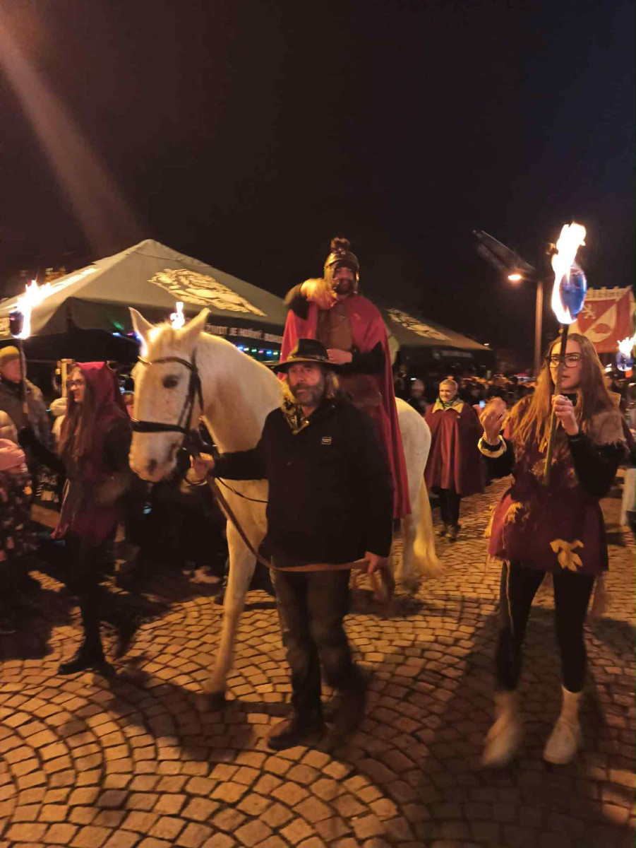 FOTO: Sledujeme příjezd svatého Martina do Jihlavy. Přilákal tisíce lidí