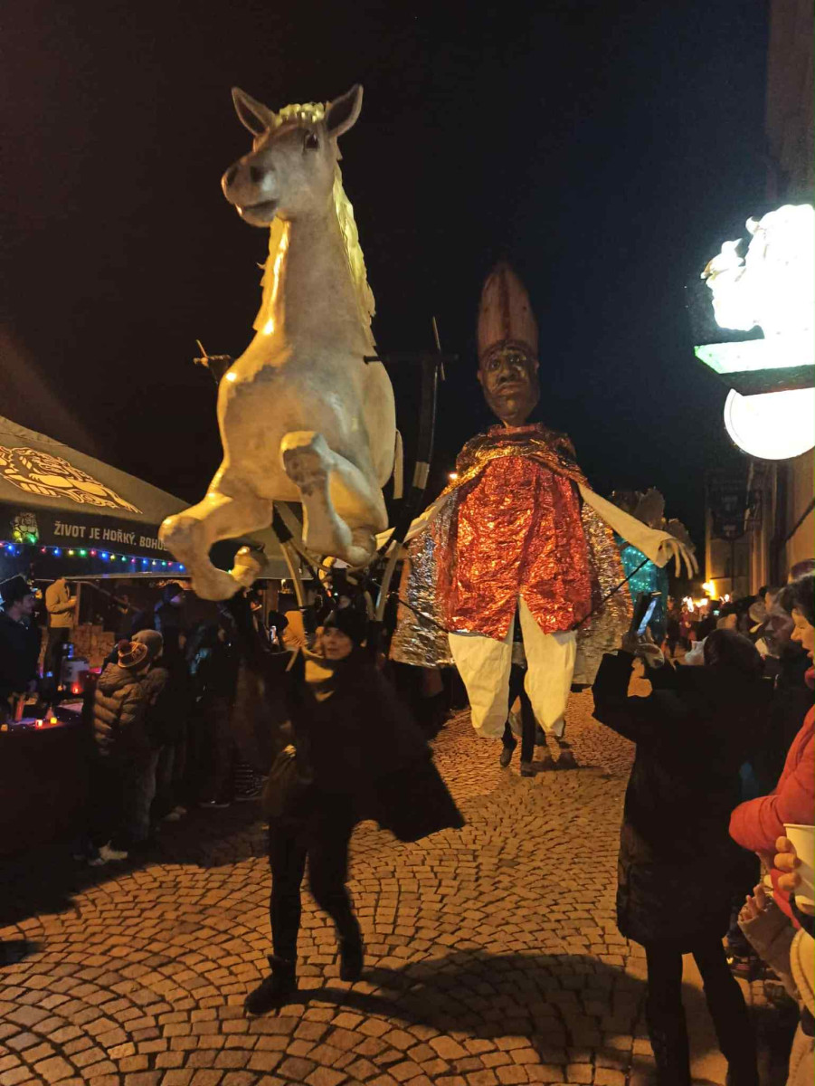 VIDEO: Sledovali jsme příjezd svatého Martina do Jihlavy. Přilákal tisíce lidí