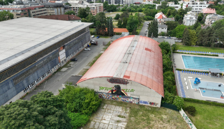 Olomouc hledá firmu pro demolici malé haly u plecharény. Přijde na řadu po sezoně