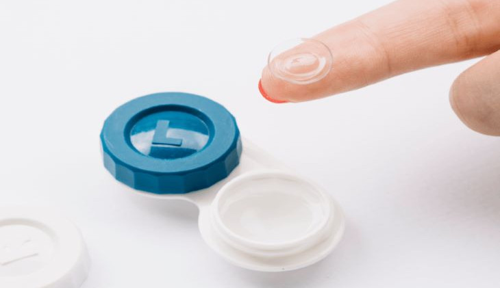 Suché oči, únava a rozmazané vidění? Možná nosíte čočky špatně