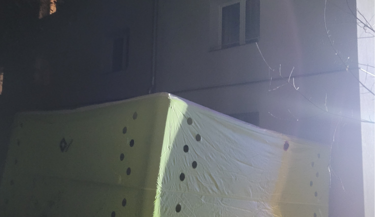 Zoufalý křik o pomoc z hořícího bytu. Muž se zachránil skokem do matrace