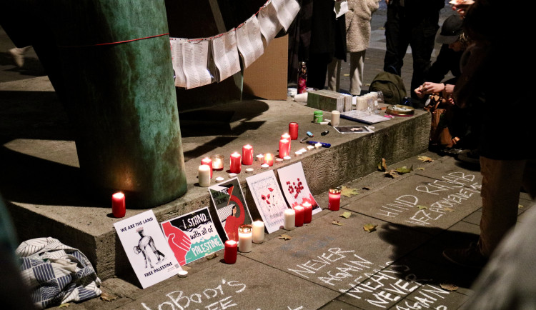 Aktivisté se sešli před Nejvyšším správním soudem při pietě za oběti z Gazy a Súdánu