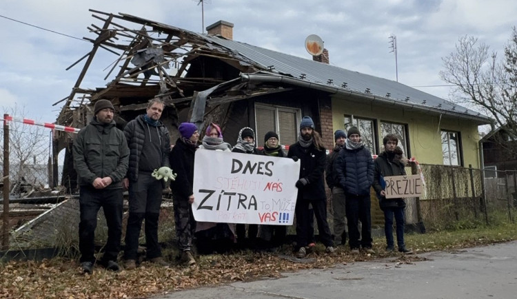 Podporovatelé kolonie Bedřiška znovu obsadili střechu domu určeného k demolici