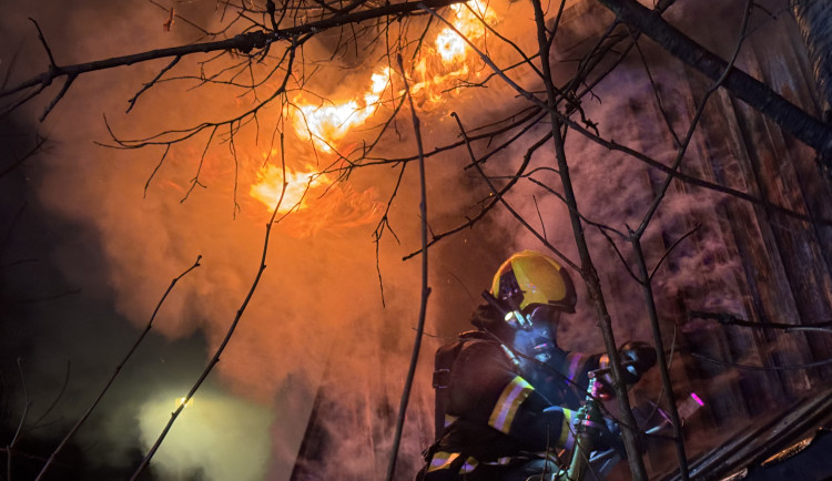 VIDEO: Požár ve Frýdlantu nad Ostravicí. Hasiči zachránili rodinu z domu plného kouře