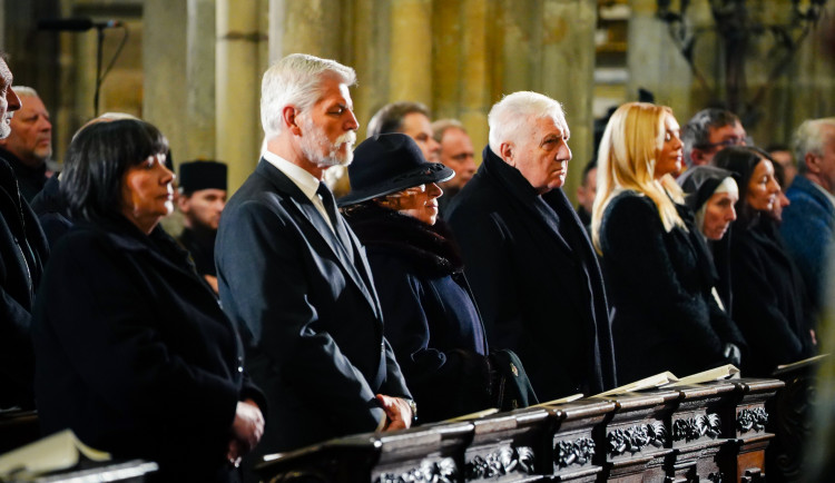 Pohřbu kardinála Duky se v katedrále sv. Víta účastní stovky lidí, přišel i prezident