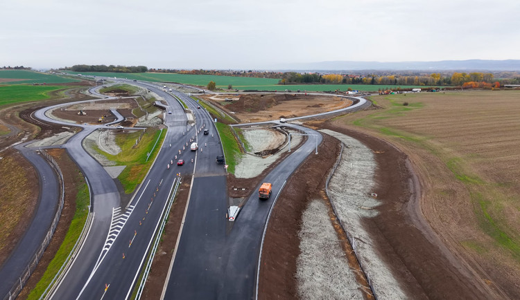 Dokončovaná mimoúrovňová křižovatka Křelov na D35 u Olomouce