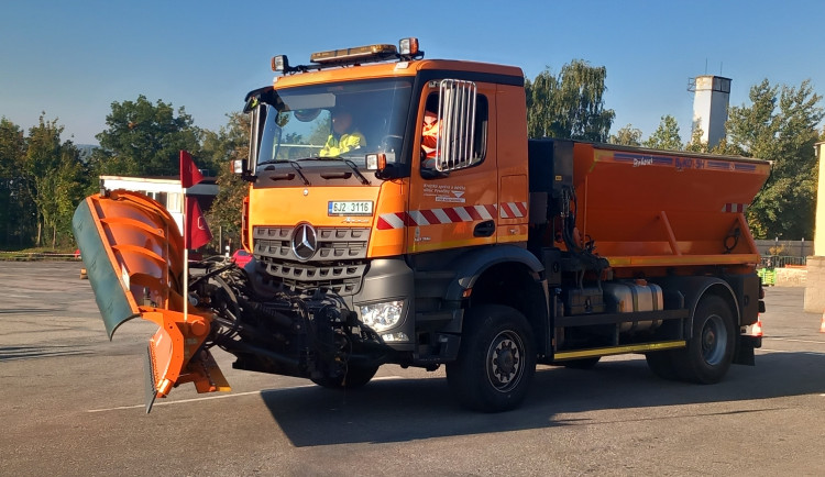 Na Vysočině dokončují silničáři rozmisťování sněhových zábran, sypače už jezdily