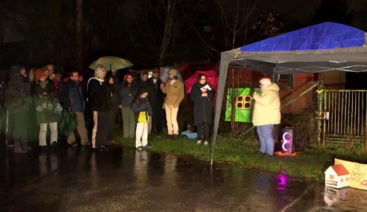 Aktivisté v ostravské Bedřišce pokračují v protestech, i v dešti jsou na střeše