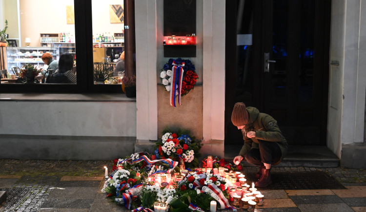 FOTO: 17. listopad v Ostravě provázel chlad a déšť. Přišly stovky lidí