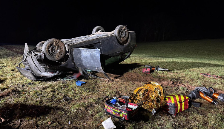 Na šestnáctce u Bernartic skončilo auto po nárazu do stromu na střeše