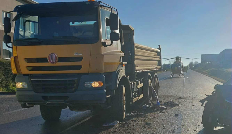 U nehody ve Velkém Meziříčí zasahovaly dva vrtulníky. Řidič auta přesto zemřel