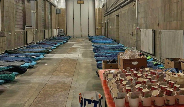 Kvůli mrazivým nocím otevírá Plzeň nouzovou zimní noclehárnu pro 75 bezdomovců