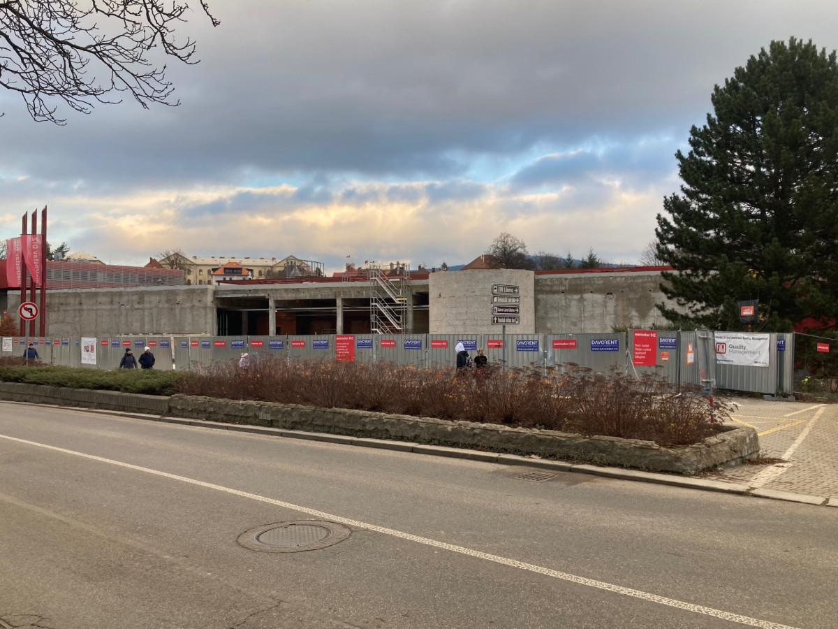 Aktuální podoba bazénu, který prochází rekonstrukcí.