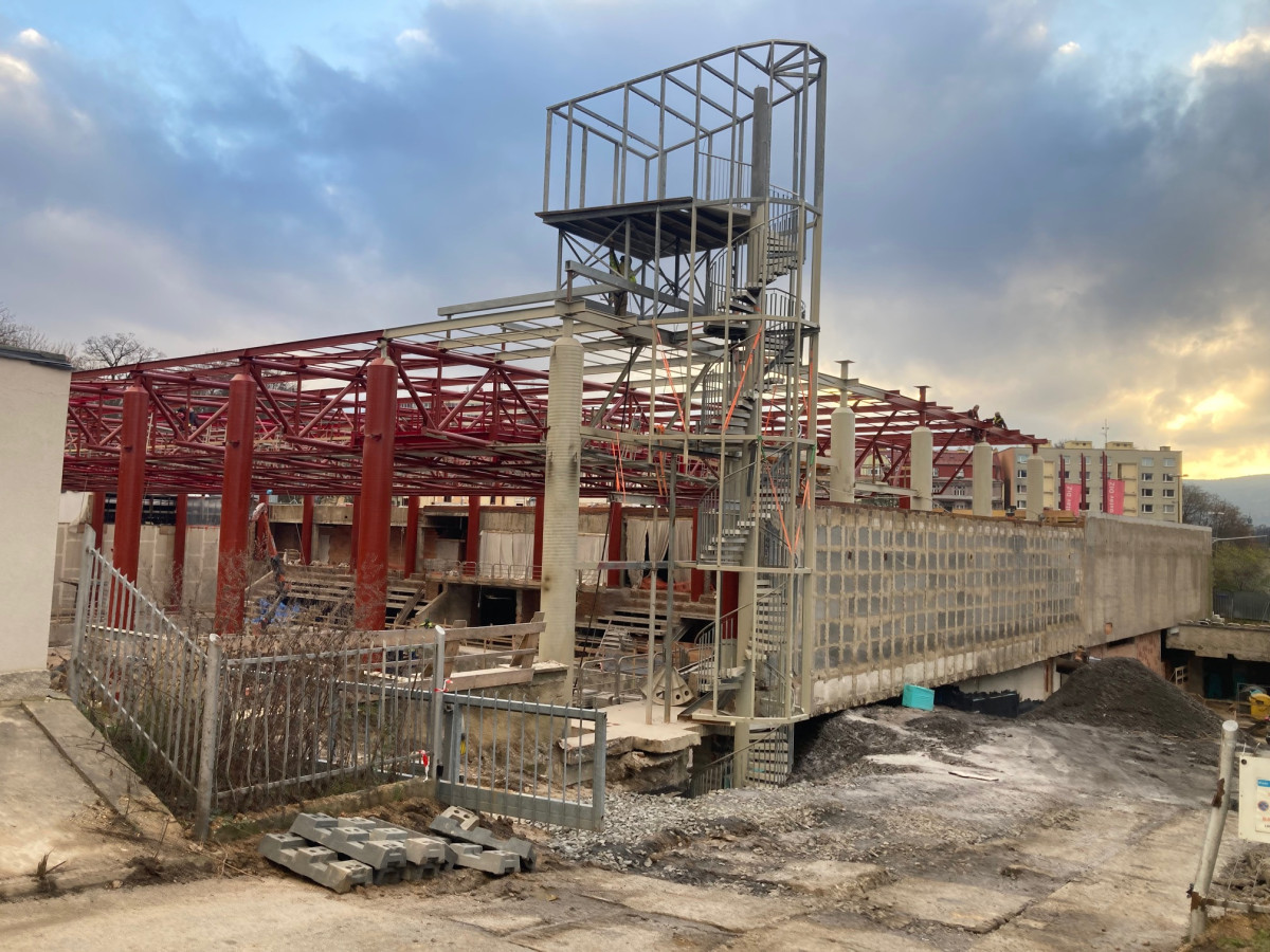 Aktuální podoba bazénu, který prochází rekonstrukcí.