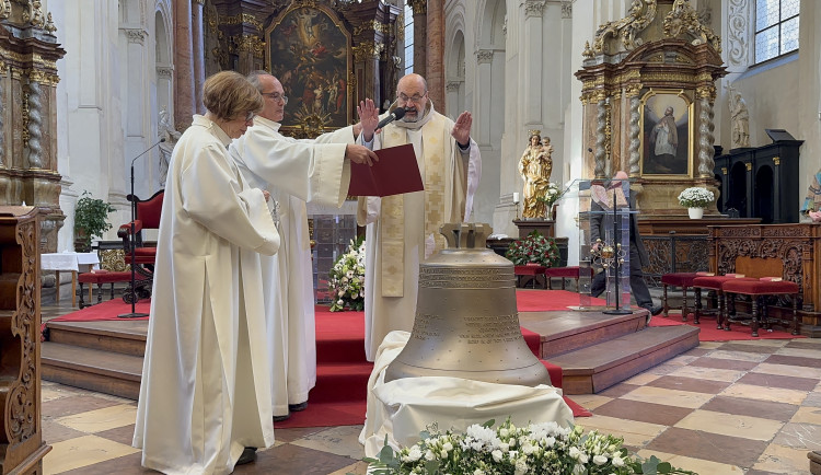 Zvon vyrobený z ruských zbraní na Ukrajině už zní v Praze. Posvětil ho kněz Halík