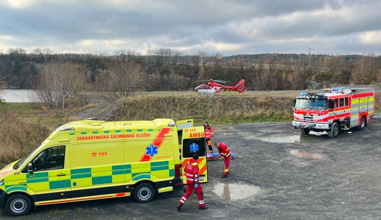 FOTO: Potapěč ztratil vědomí pětadvacet metrů pod hladinou, letěl pro něj vrtulník