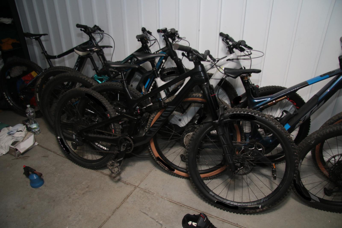 Kriminalisté rozkryli drogový gang. Zadrželi sedm lidí