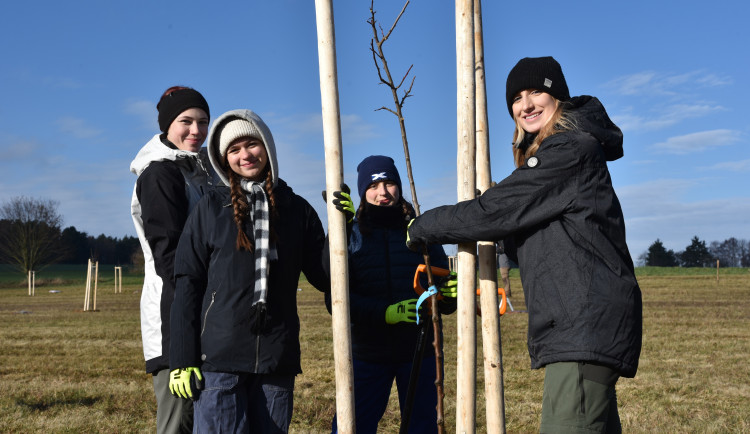 FOTO: Nově vysazený sad v Semněvicích ochrání zdroje pitné vody pro občany