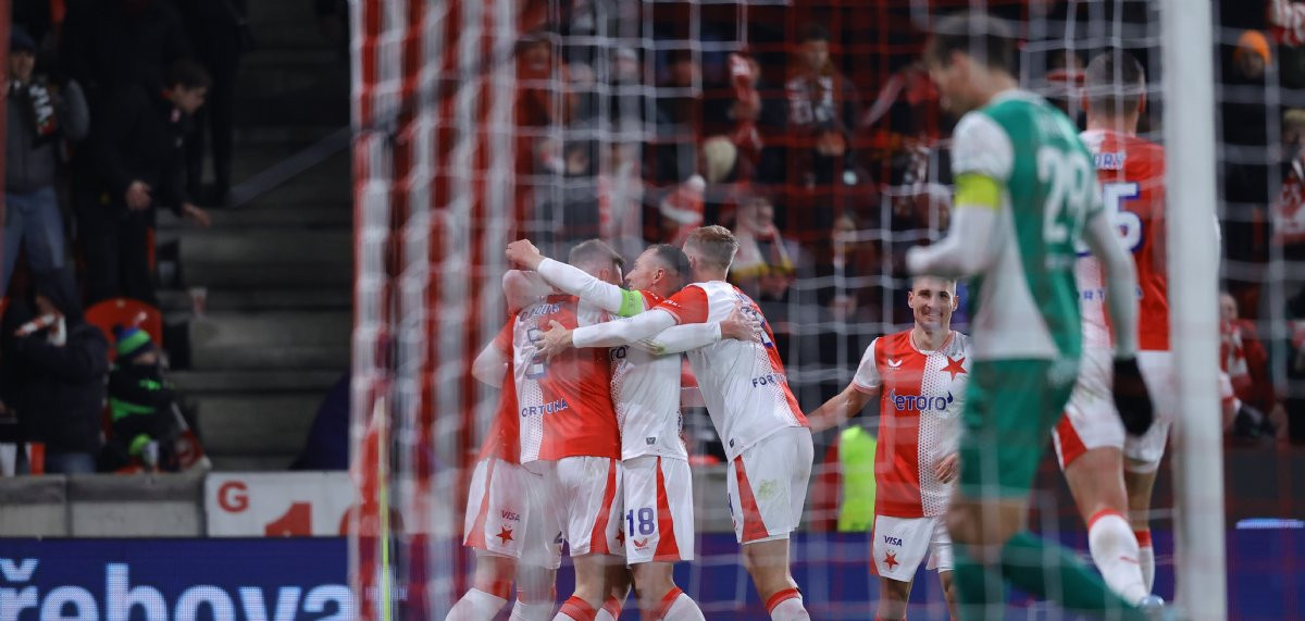 Fotbalisté Slavie zdolali v derby Bohemians 3:1 a drží první místo před