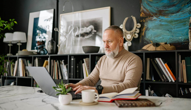 Strach ze stárnutí: Jak zvládnout druhou polovinu života s nadhledem a klidem