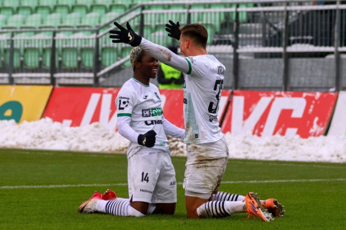 Karvinští fotbalisté díky hattricku Ayaosiho přestříleli Hradec Králové 4:3