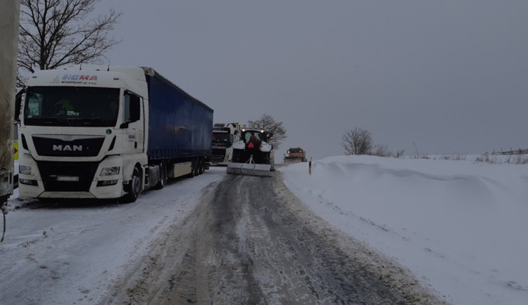 Sníh komplikuje provoz, hlavní tah mezi Jihlavou a Znojmem blokují stojící kamiony