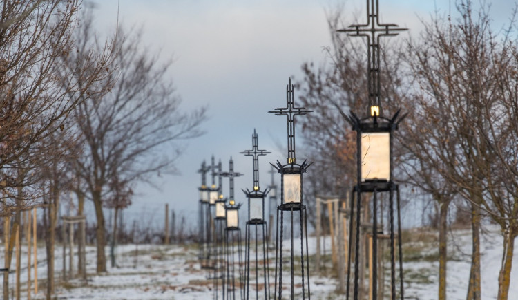 Ve Starovičkách otevřeli křížovou cestu věnovanou komunisty pronásledovanému knězi
