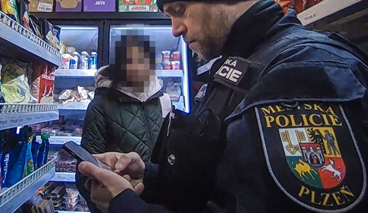 Školačku chytili při krádeži zboží pro dospělé, identitu odhalila její žákovská