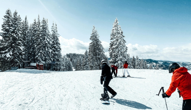 První lyžování začíná. V Krkonoších i Orlických horách se otevírají sjezdovky
