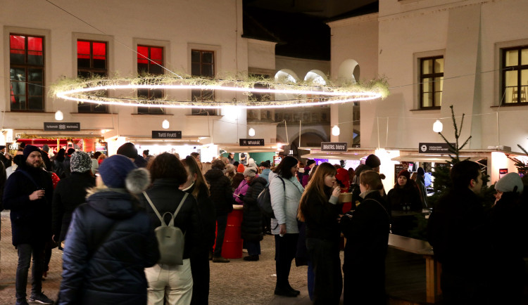 Pořadatelé vánočních trhů v Brně kvůli žloutence častěji dezinfikují stoly i toalety